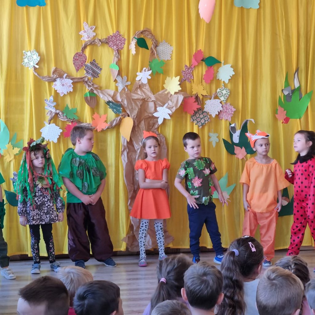dzieci przebrane w kolorowe stroje, odgrywają swoje role w trakcie występu