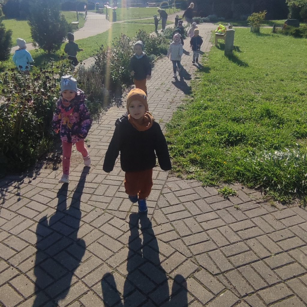Dzieci biegają w parku