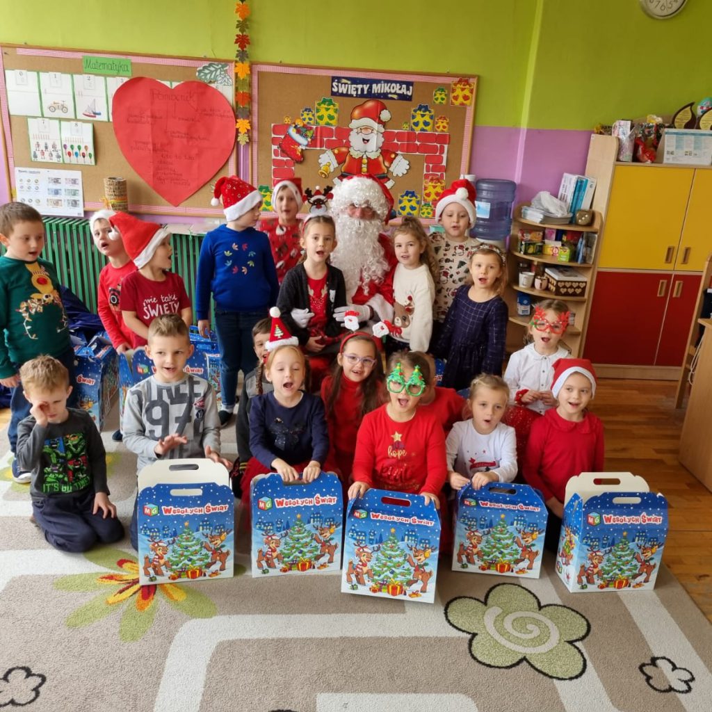 Spotkanie dzieci z grupy Zajączków ze świętym Mikołajem.