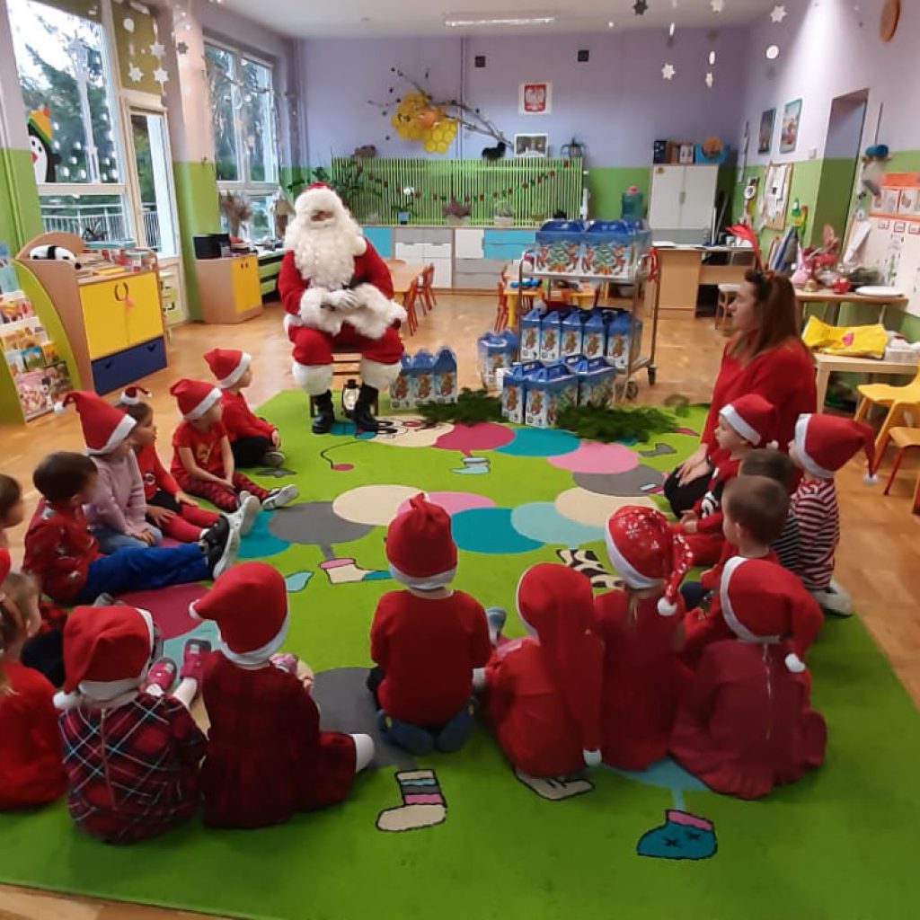 Dzieci z grupy Pszczółek recytują wierszyk dla świętego Mikołaja.