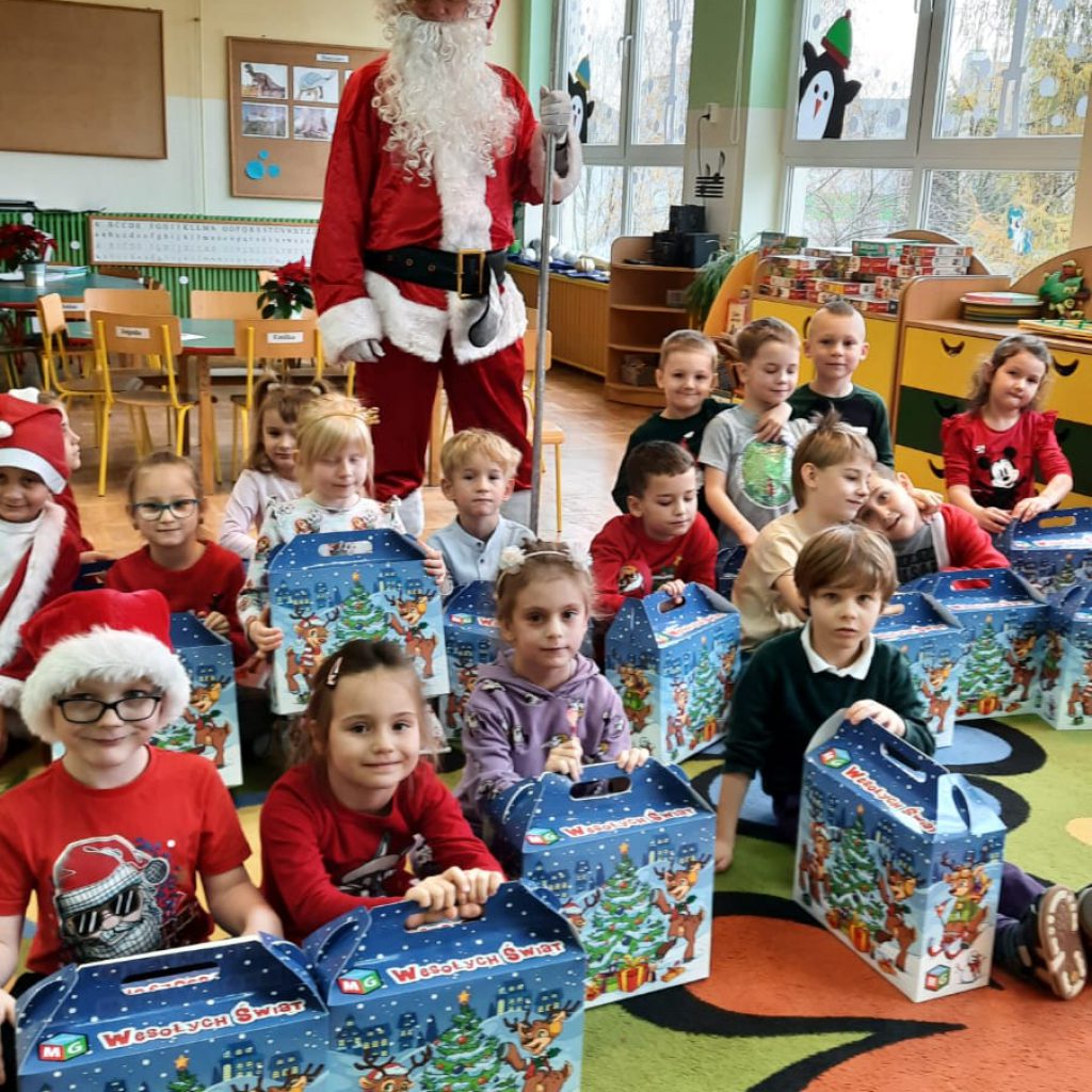 Dzieci z grupy Żabek dziękują świętemu Mikołajowi za prezenty.