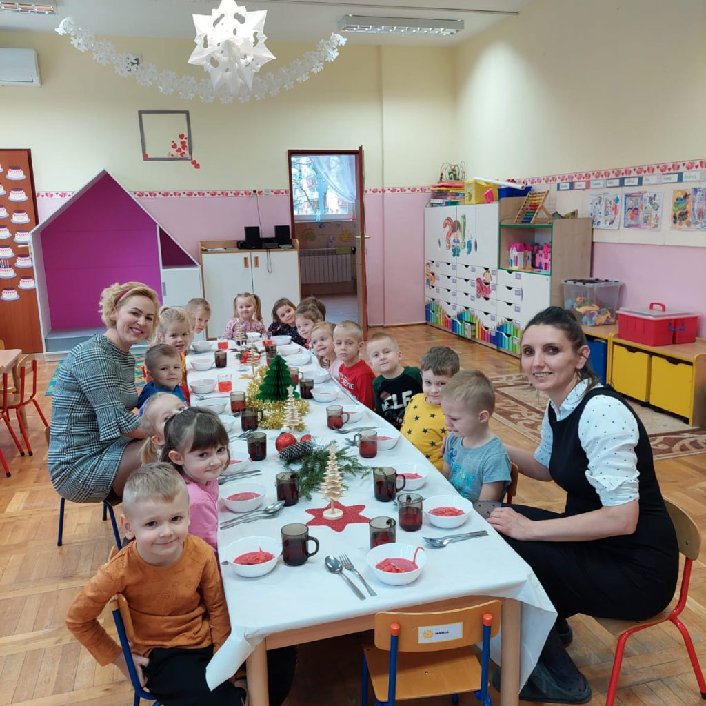 Dzieci z grupy Słoneczek biorą udział w wigilii grupowej.