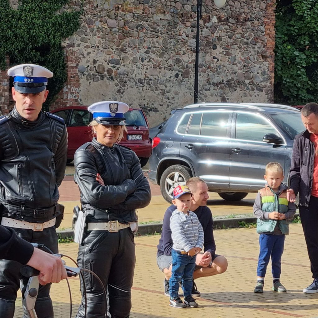 Policjanci, dzieci i rodzice rozmawiają.