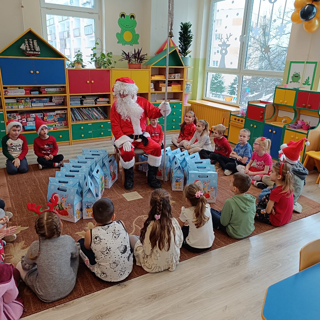 Dzieci z grupy żabek śpiewają piosenkę dla św. Mikołaja.