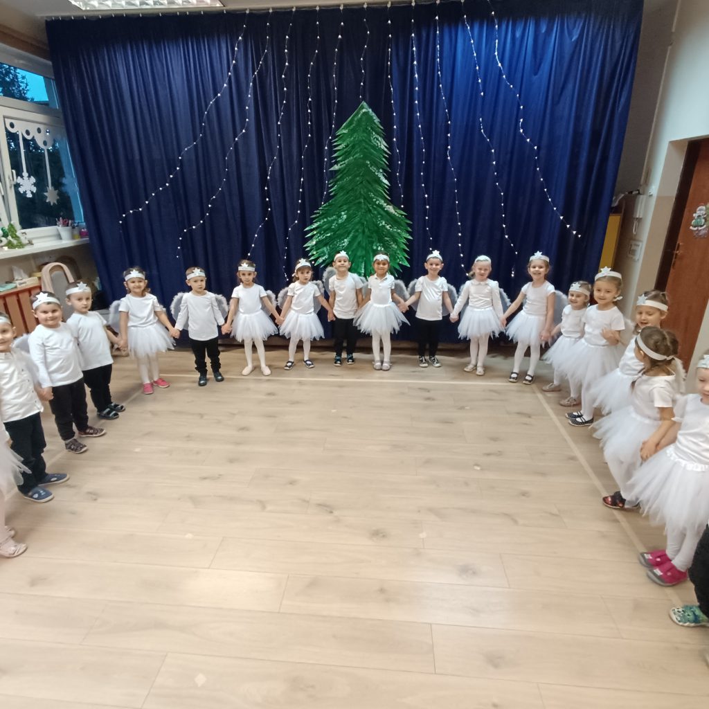Przedszkolaki prezentują swój występ bożonarodzeniowy dla rodziców.