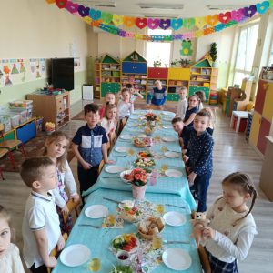 Dzieci z grupy Żabek zasiadają do stołu wielkanocnego.