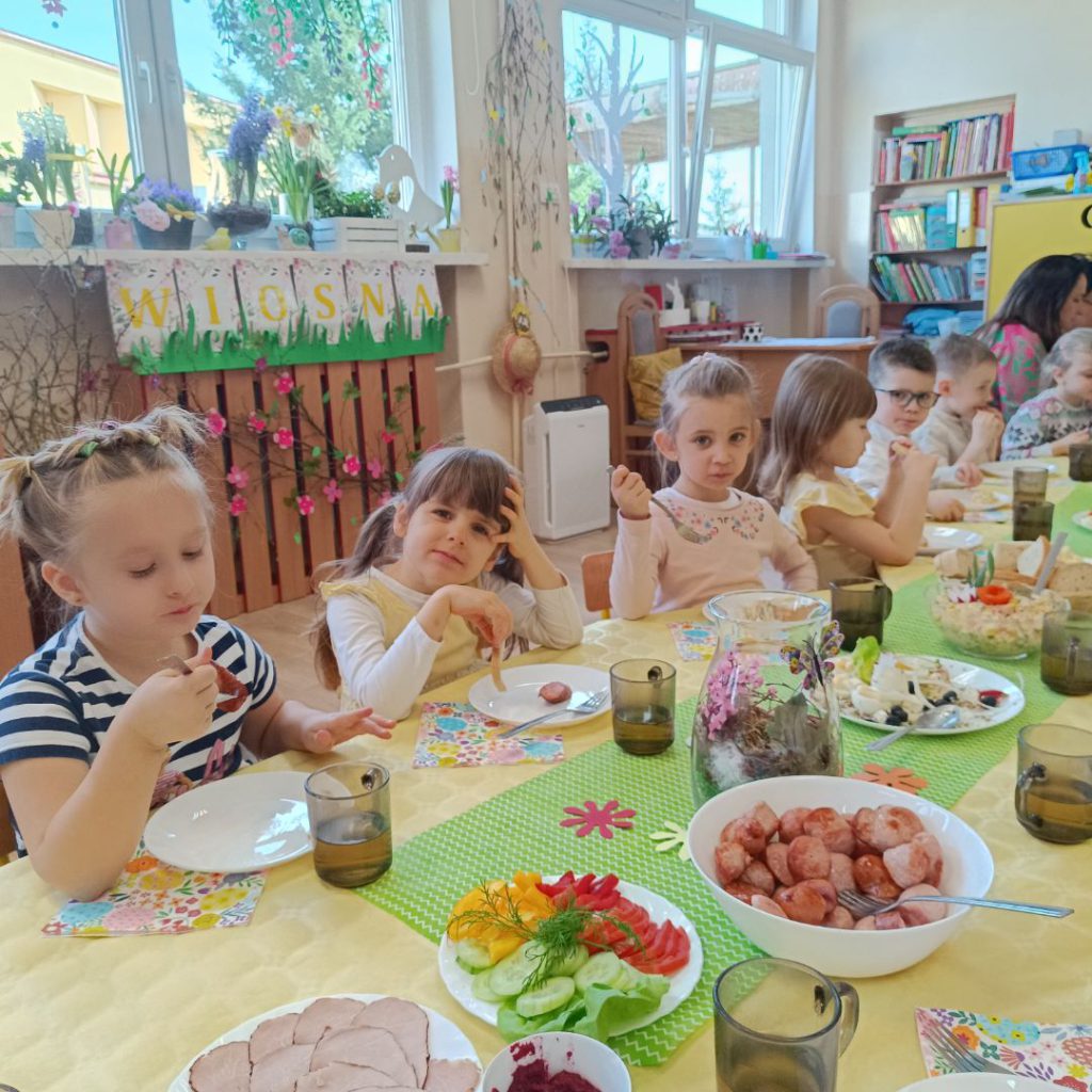 Dzieci próbują potraw wielkanocnych.