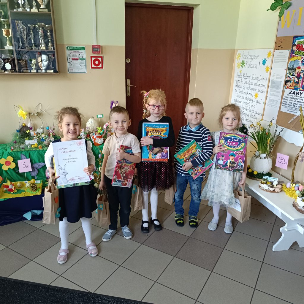 Dzieci prezentują swoje nagrody.