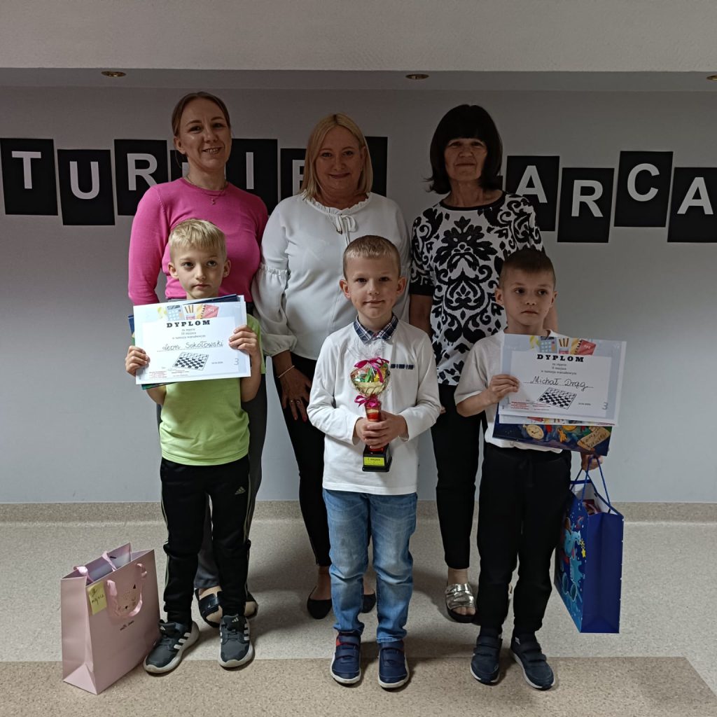 grupa zwycięzców pozuje wraz z organizatorkami turnieju