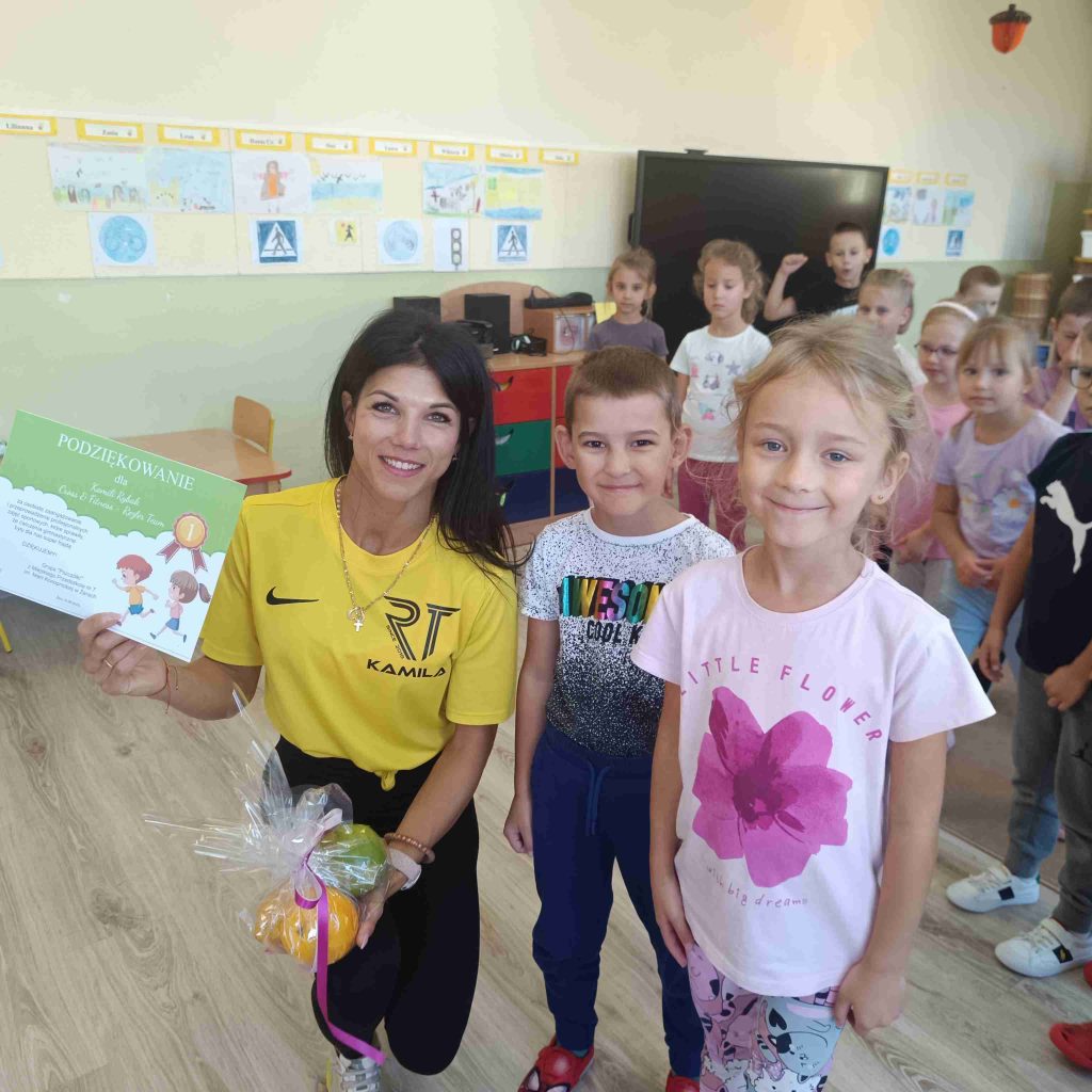 dzieci pozują z trenerem personalnym