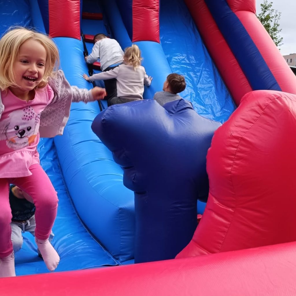 dzieci bawią się na dmuchanym zamku