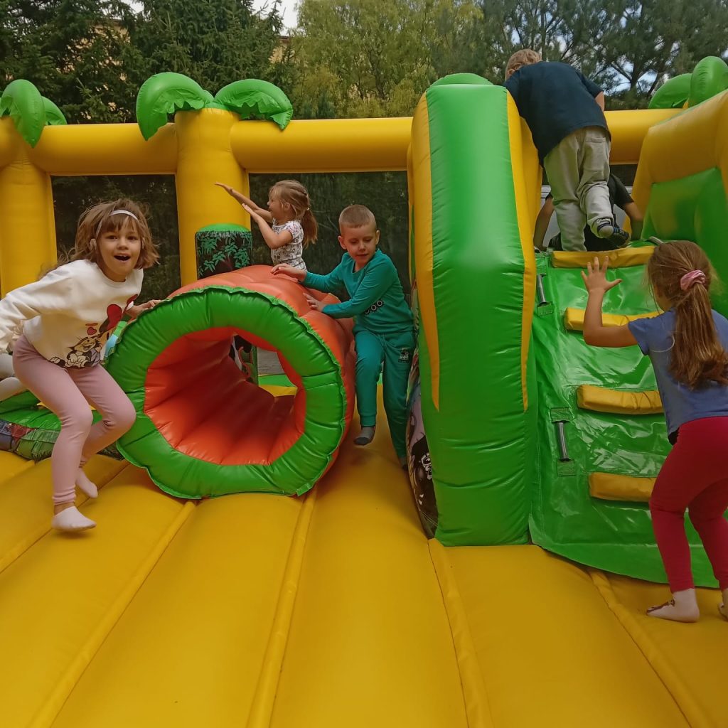dzieci bawią się na dmuchańcu