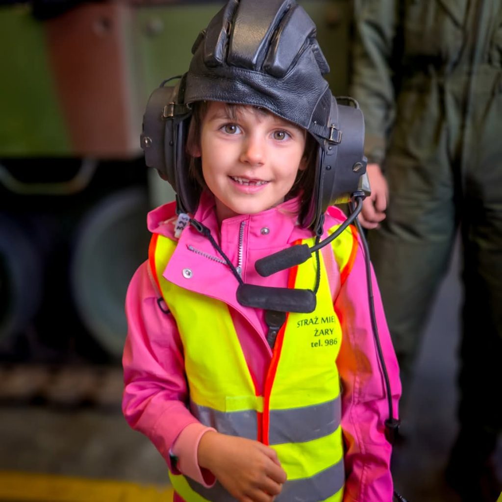 Dziewczynka w hełmie czołgisty