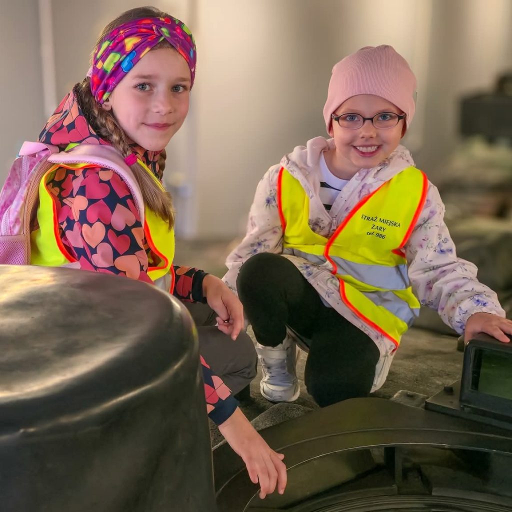 dziewczynki na pojeździe pancernym