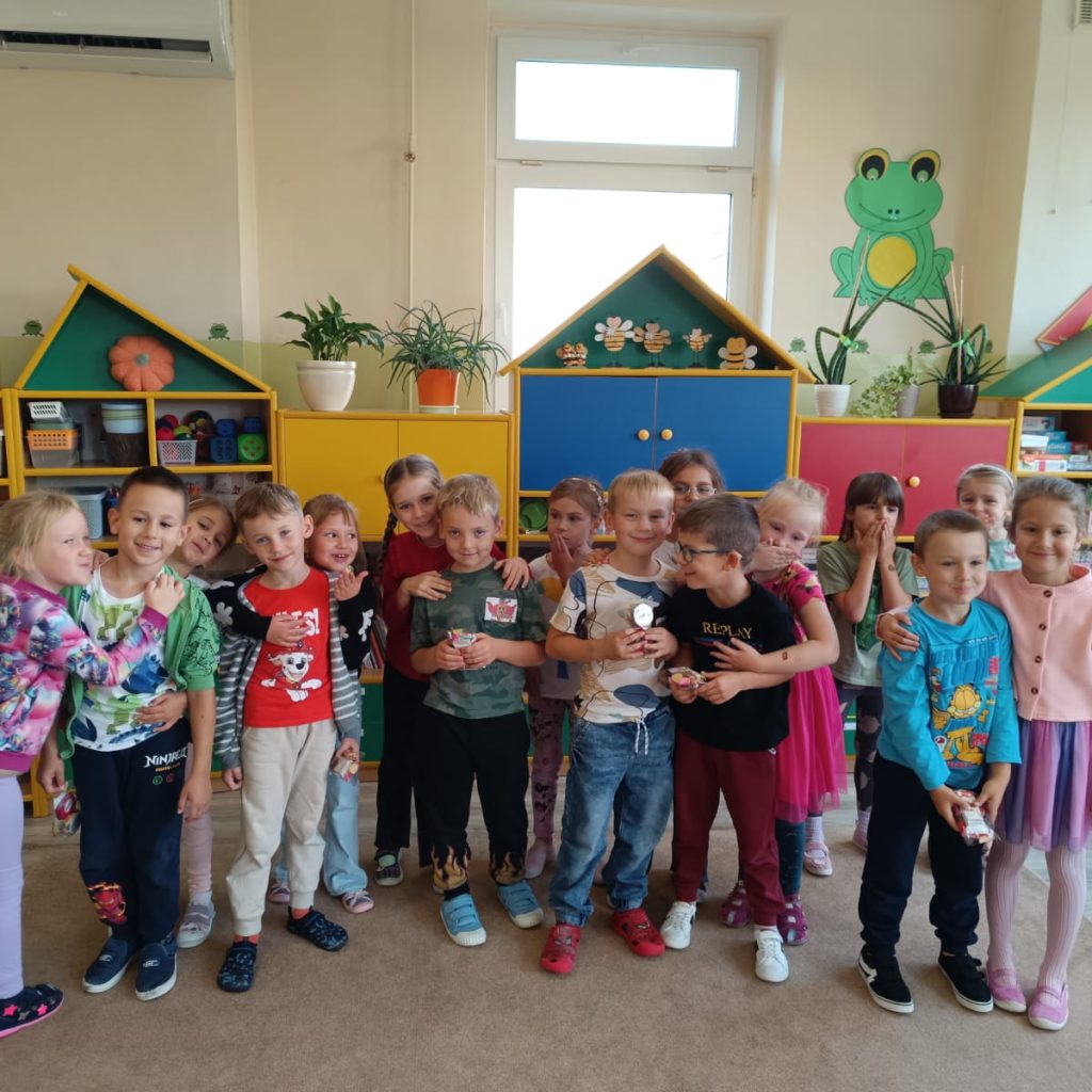 grupa dzieci pozuje na dywanie