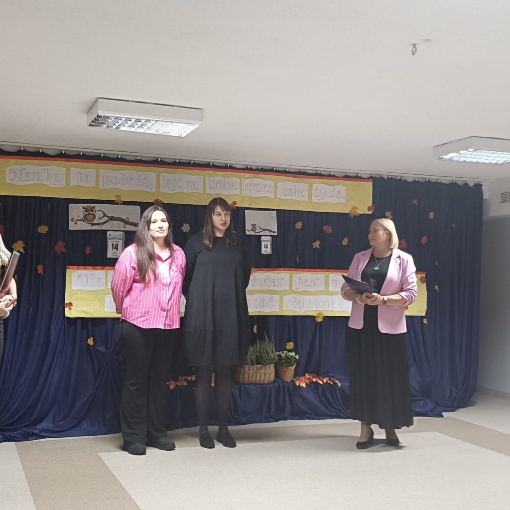 członkowie Rady Rodziców ora Pani Dyrektor stoją na tle kotary