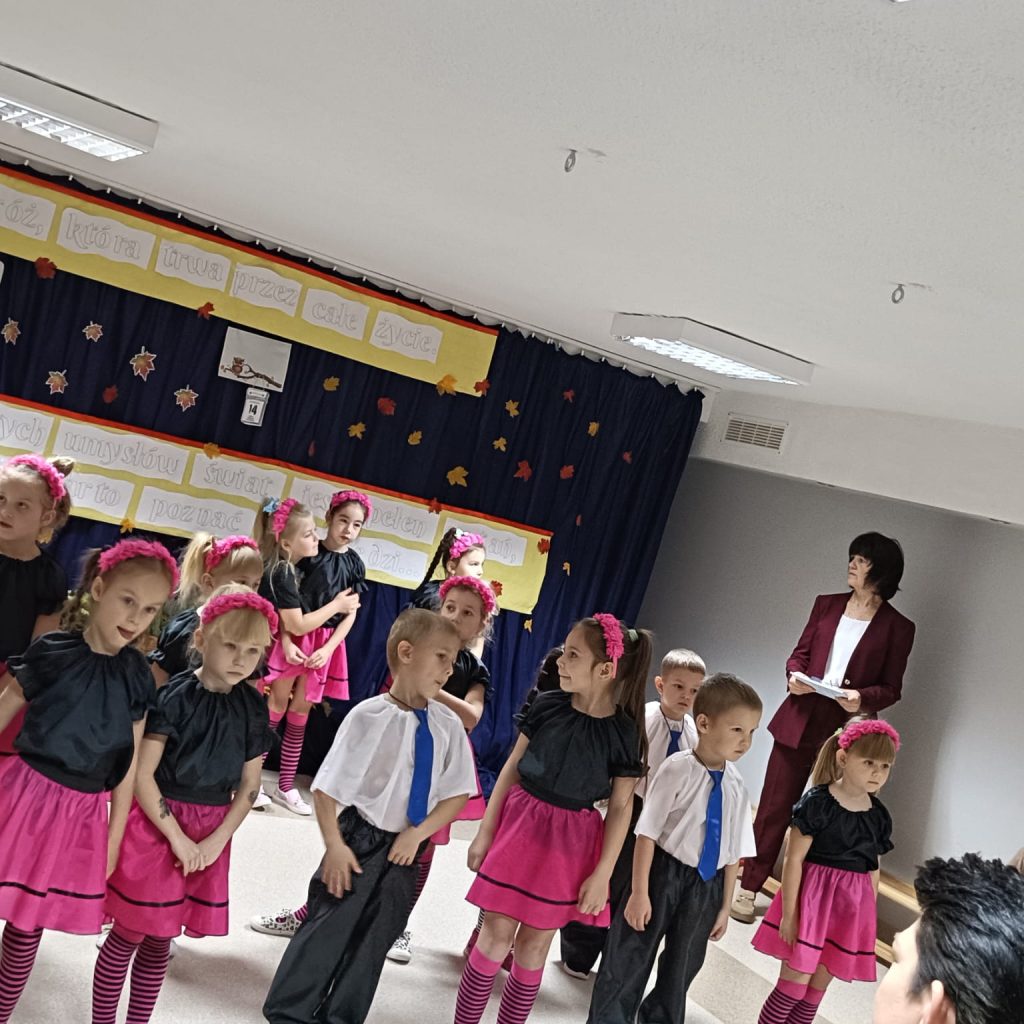 dzieci ustawione w szeregi wykonują piosenkę