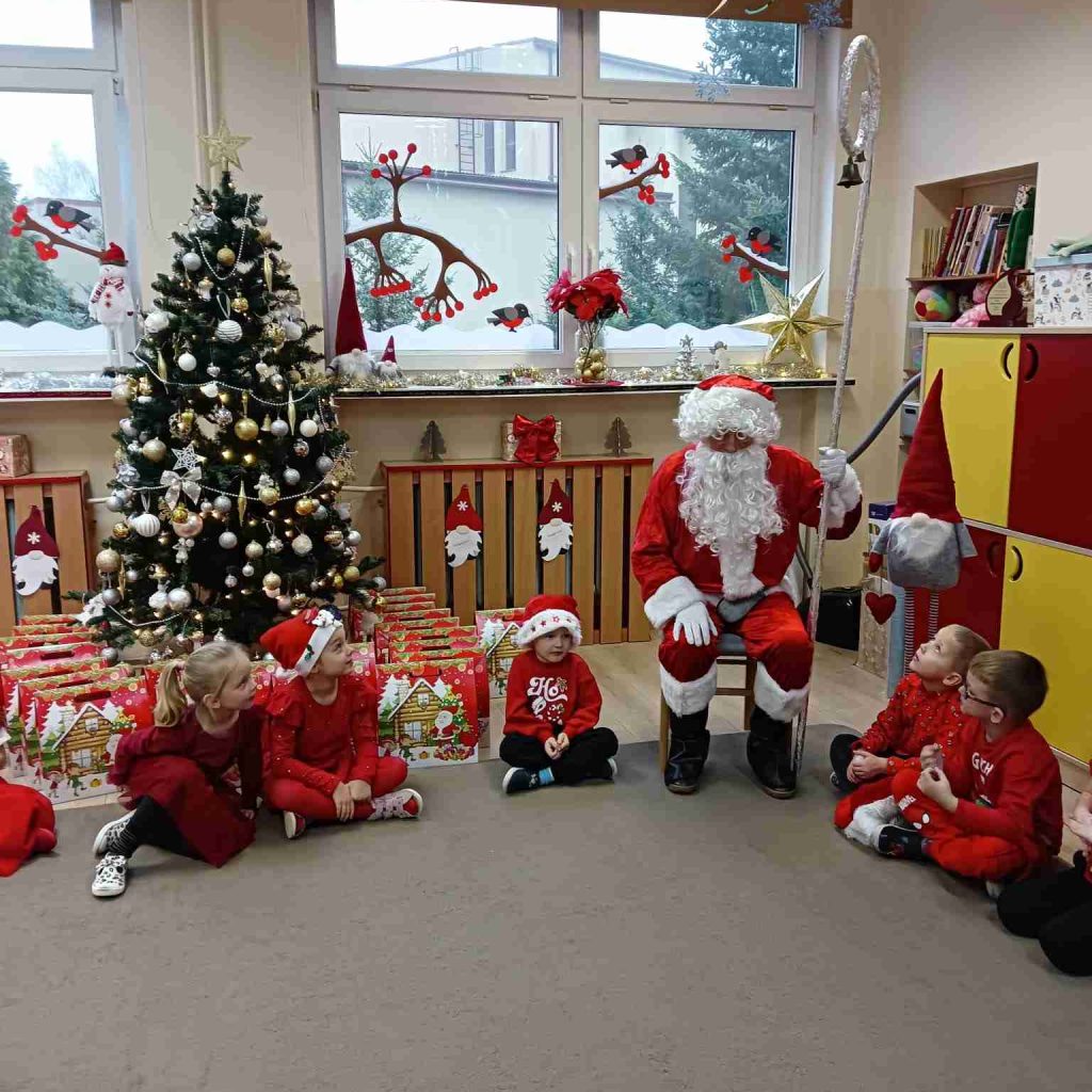 Grupa dzieci pozuje z Mikołajem