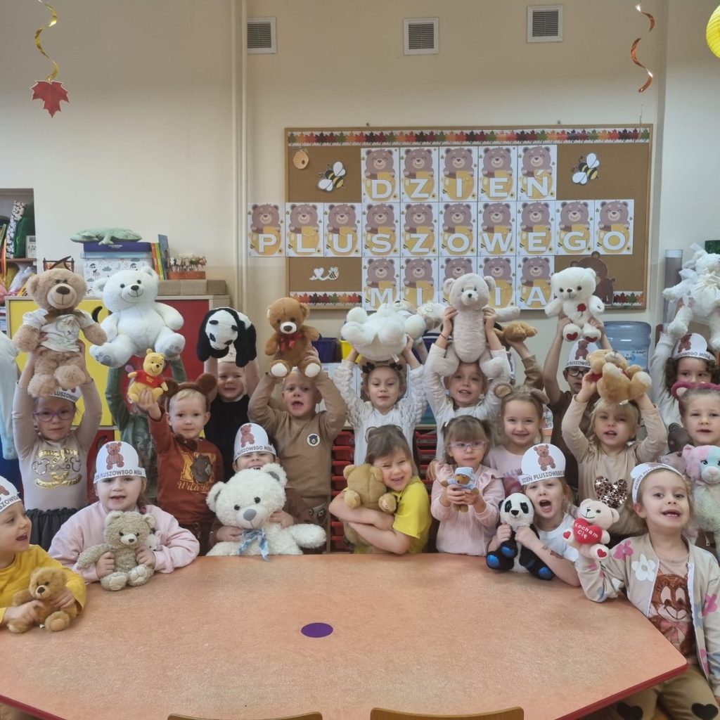 grupa dzieci pozuje ze swoimi pluszakami