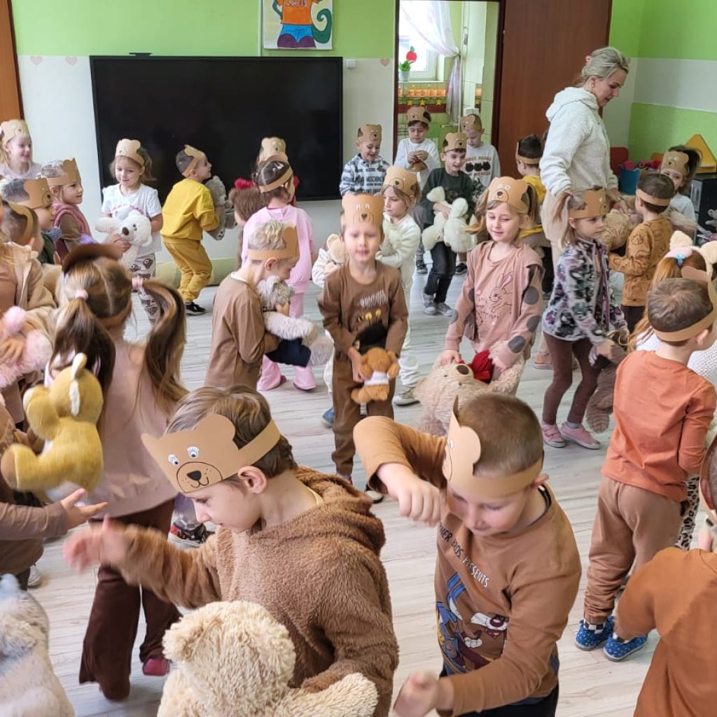 dzieci przebrane za misie tańczą