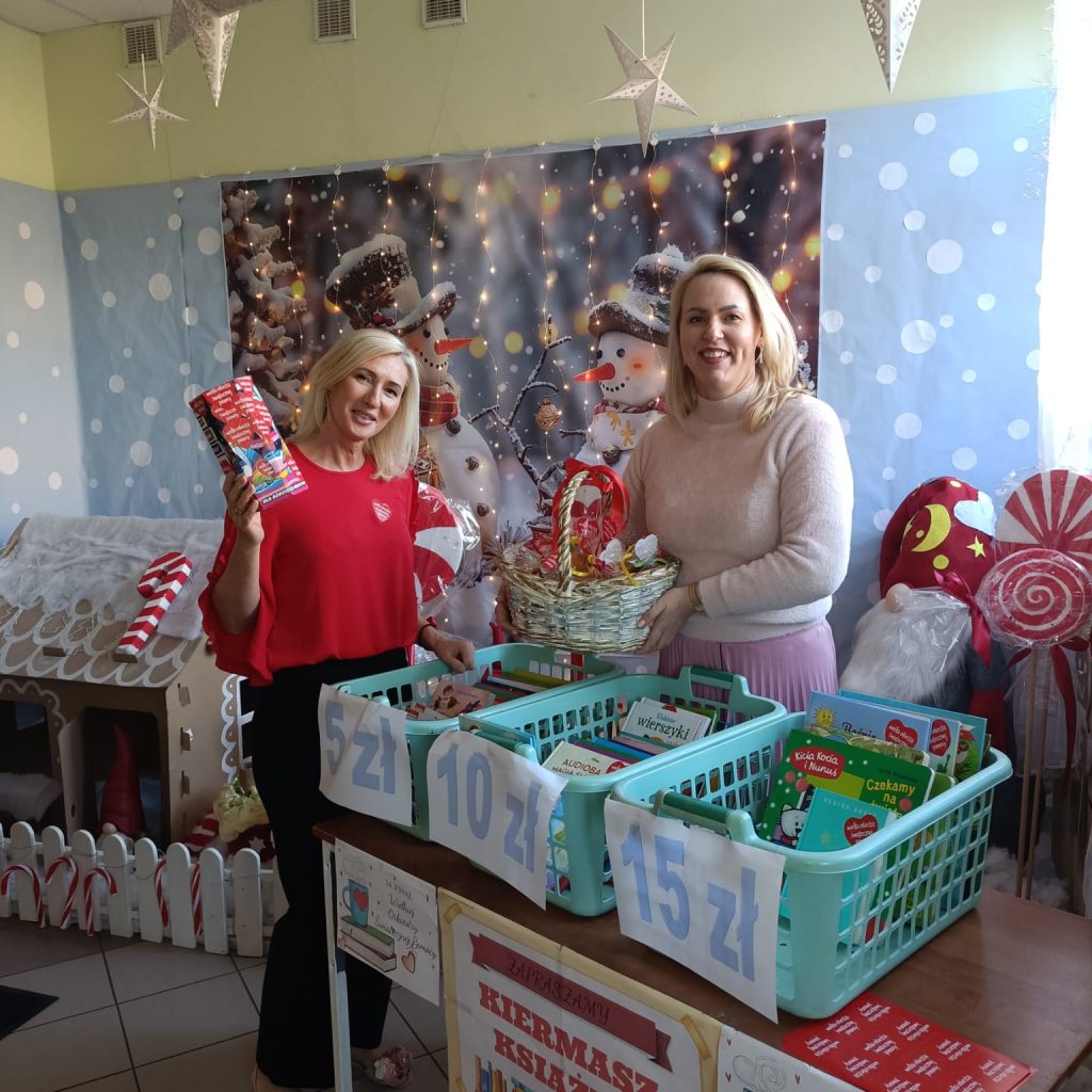 Pracownicy przedszkola sprzedający na kiermaszu