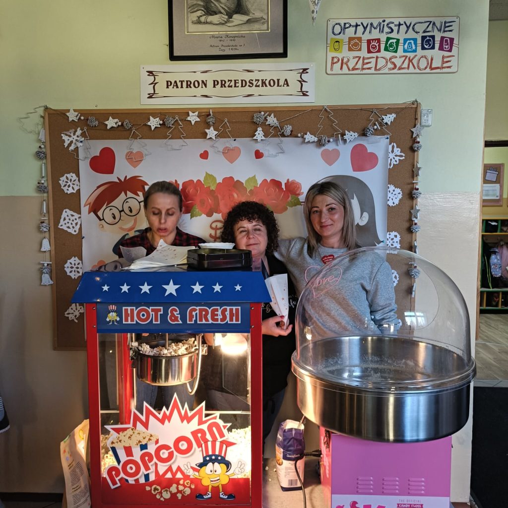 pracownicy przedszkola sprzedający przekaski