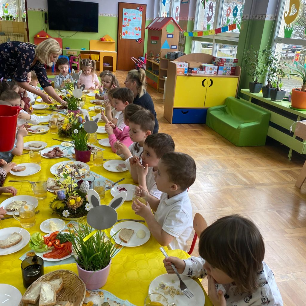 dzieci jedzą śniadanie przy stole ubranym na żółto