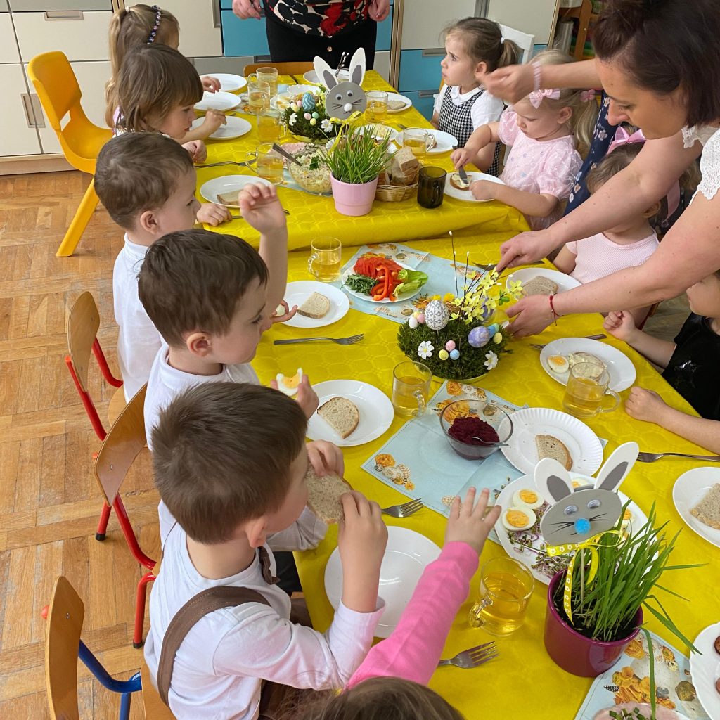 dzieci jedzą śniadanie