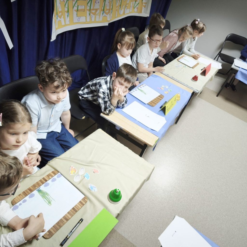 trzy drużyny składające się z trójki dzieci rozwiązują zadania