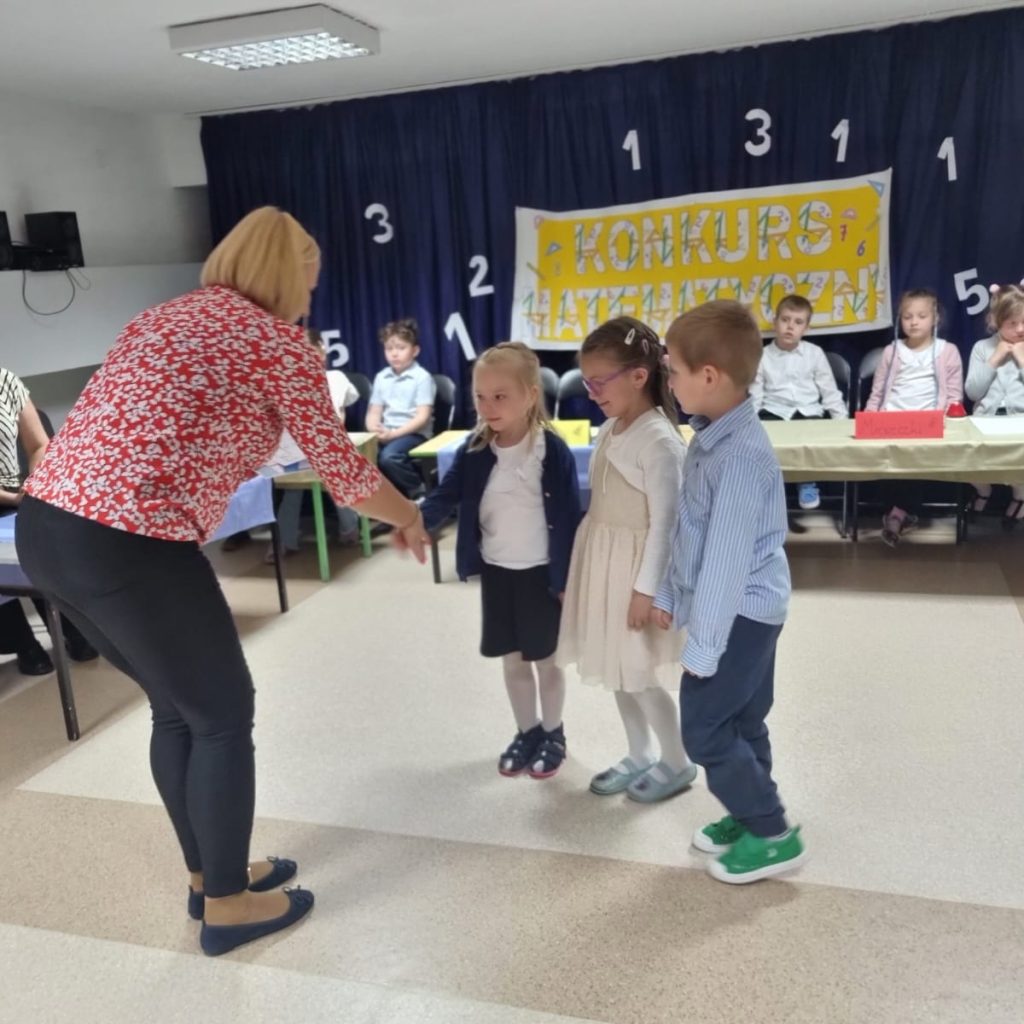Pani dyrektor składa gratulacje jednej z uczestniczących w konkursie drużyn