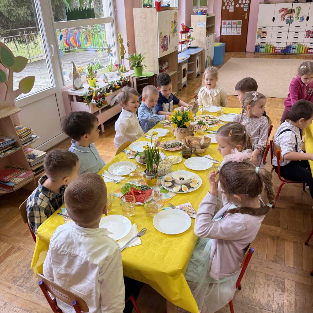 dzieci siedzą przy odświętnym stole